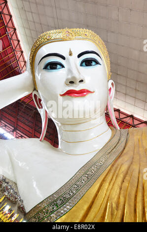 Kyauk Htat Gyi liegenden Buddha oder Chauk Htat Gyi liegende Buddha-Statue Kyauk Htat Gyi Pagode in Yangon, Birma. Stockfoto