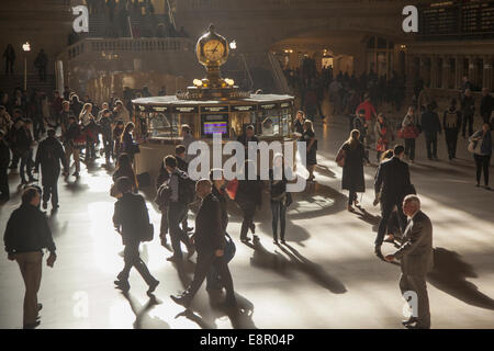 Arbeitnehmer Gießen durch Grand Central Terminal aus auf der ganzen Tri-State-Bereich auf dem Weg zur Arbeit in Manhattan. Stockfoto