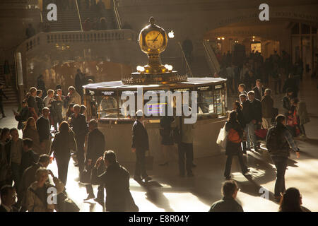 Arbeitnehmer Gießen durch Grand Central Terminal aus auf der ganzen Tri-State-Bereich auf dem Weg zur Arbeit in Manhattan. Stockfoto