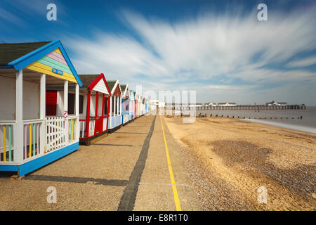 Strandhütten auf der Promenade am Southwold in Suffolk. Stockfoto