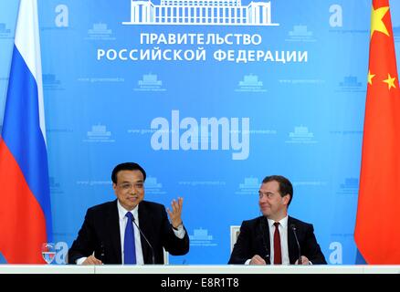 Moskau, Russland. 13. Oktober 2014. Chinesischer Premier Li Keqiang (L) nimmt an einer gemeinsamen Pressekonferenz mit seinem russischen Amtskollegen Dmitry Medvedev nach ihrem Treffen in Moskau, die Hauptstadt von Russland, 13. Oktober 2014. © Rao Aimin/Xinhua/Alamy Live-Nachrichten Stockfoto