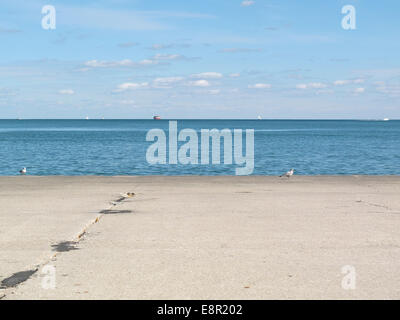 Ansicht des riesigen Lake Michigan aus dem Bereich der Goldküste in Chicago, IL, USA, an einem sonnigen Tag im Herbst 2014. Stockfoto