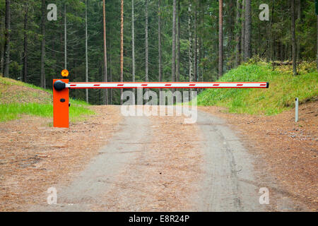 Landstraße in den Wald mit geschlossenen rot weiße Barriere Stockfoto