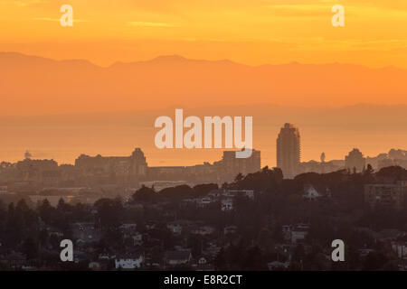 Sonnenuntergang über der Skyline der Stadt vom Mount Tolmie-Victoria, British Columbia, Kanada. Stockfoto