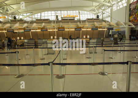 Leere Lufthansa Check-in-Ticket Thekenbereich am JFK Airport in New York City. Stockfoto