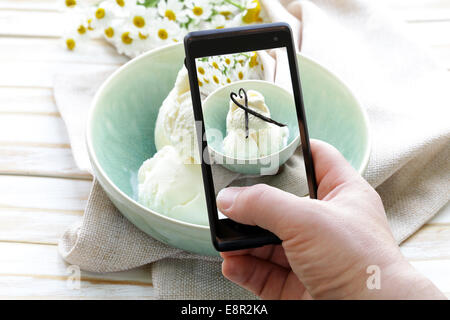 Smartphone gedreht Essen Foto - Vanille-Eis mit natürlicher Vanille Stangen Stockfoto