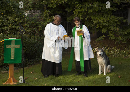 Priester bereiten Sie einen Dienst in der Kirche Garten führen und segnen die Tiere auf der Heilige Franziskus von Assisi Tag in Brooklyn, New York. Stockfoto