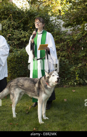 Segnung der Tiere Service in eine Bischofskirche Garten in Brooklyn, New York. Stockfoto