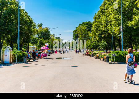 Moskau, Russland. 12. Juli 2014: Hauptallee des Moskauer Gorki-Park Stockfoto