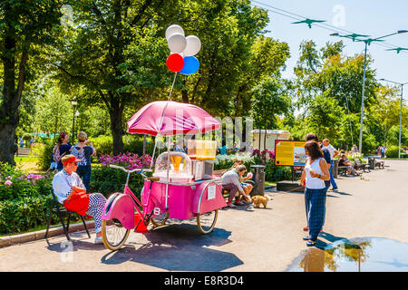 Moskau, Russland. 12. Juli 2014: Verkauf von Zuckerwatte, Zuckerwatte, im Moskauer Gorki-Park an einem sonnigen Sommertag. Stockfoto