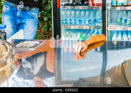 Moskau, Russland. 19. Juli 2014: Verkauf von gekochten Mais, Maiskolben und alkoholfreie Getränke im Moskauer Gorki-Park. Nicht-industrielle Roboter Stockfoto