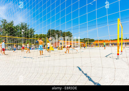 Moskau, Russland. 12. Juli 2014: Beach-Volleyball-Spiele im Moskauer Gorki-Park Stockfoto