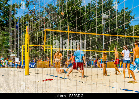 Moskau, Russland. 12. Juli 2014: Beach-Volleyball-Spiele im Moskauer Gorki-Park Stockfoto