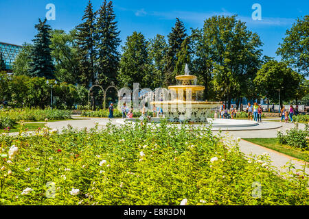 Moskau, Russland. 12. Juli 2014: Rosenkranz und Open-Arbeit Brunnen im Moskauer Gorki-Park Stockfoto