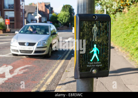 Auto an ein papageientaucher Fußgängerüberweg mit der Steuerung zeigt eine beleuchtete grüne Mann Zeichen, Nottinghamshire, England, Großbritannien Stockfoto