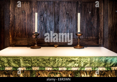 Zwei hölzerne Kerzen auf dem Altar der Kirche St Mabon in South Wales UK Stockfoto