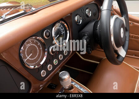 2014 Morgan Plus 8 Interieur und Armaturenbrett Stockfoto