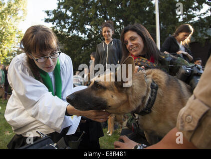 Segnung der Tiere Service in eine Bischofskirche Garten in Brooklyn, New York. Stockfoto