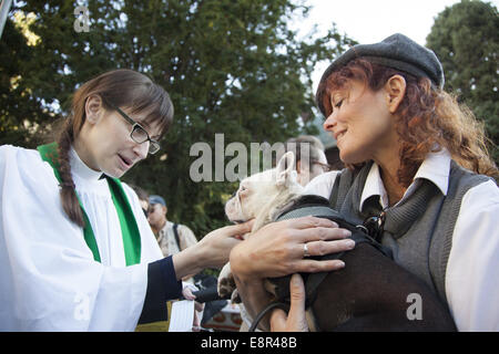 Segnung der Tiere Service in eine Bischofskirche Garten in Brooklyn, New York. Stockfoto