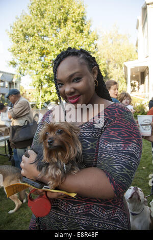 Frau mit ihrem Hund in ein Segen der Tiere Service in eine Bischofskirche Garten in Brooklyn, New York. Stockfoto