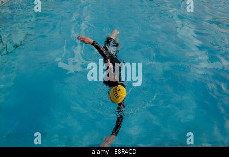 Schwimmer im Brockwell Lido in Brixton, London Stockfoto