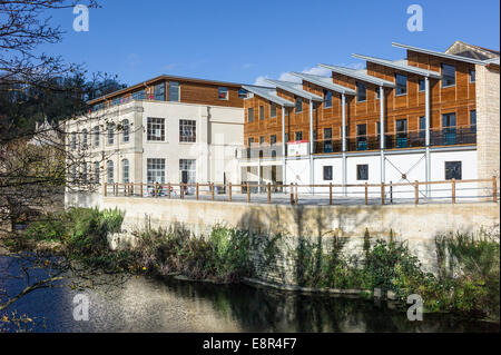 Sanierung, die Bauarbeiten am alten Fluss Gewerbeimmobilien in Bradford on Avon UK Stockfoto