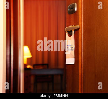 Bitte nicht stören Sie Schild hängen auf offene Tür in einem hotel Stockfoto