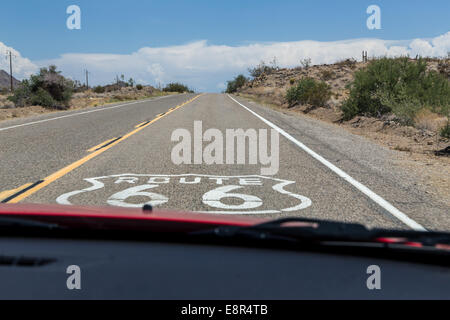 Auf der Route 66 in Arizona Blick vom Auto, USA Stockfoto