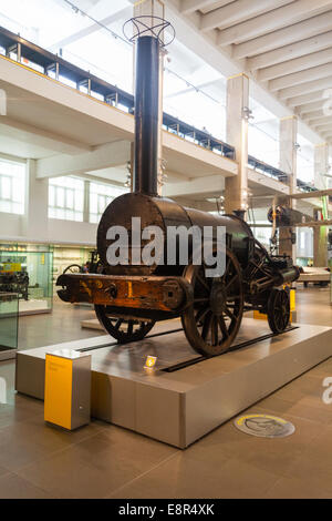 Nachbau des George Stephensons Rakete Dampfmaschine. Das Science Museum, Kensington, London, England, Vereinigtes Königreich. Stockfoto