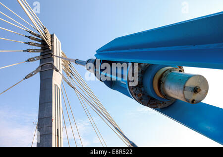 Moderne Kabel Brücke Pylon gegen blauen Himmel Stockfoto