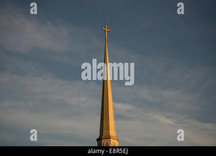 Kirche-Kirchturm in goldenen Sonnenuntergang Farben. Stockfoto