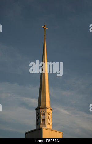 Kirche-Kirchturm in goldenen Sonnenuntergang Farben. Stockfoto