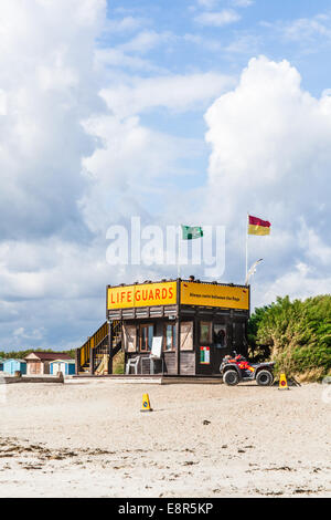 Rettungsschwimmer Turm am West Wittering Beach, West Sussex England, Vereinigtes Königreich. Stockfoto