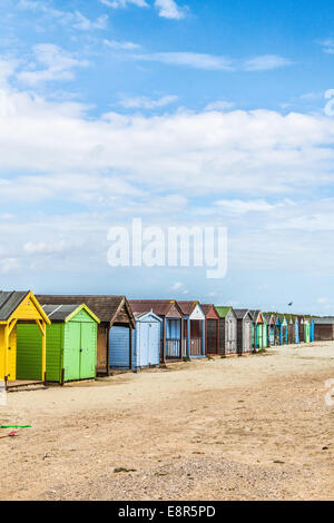 Eine Reihe von traditionellen Hütten West Wittering Strand Sussex England UK Stockfoto