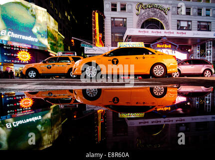 New York, USA. 26. September 2014. Taxis fahren in Times Square in New York, USA, 26. September 2014. Foto: Daniel Bockwoldt/Dpa/Alamy Live News Stockfoto