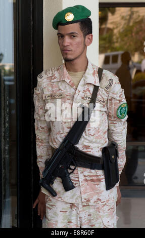 Jeddah, Saudi-Arabien. 13. Oktober 2014. Ein Sicherheitsbeamter mit einer Maschinenpistole geben "MP5" der deutschen Firma Heckler & Koch vor dem Gästehaus der saudischen Regierung in Jeddah, Saudi Arabien, 13. Oktober 2014 steht. Foto: Tim Brakemeier/Dpa/Alamy Live News Stockfoto