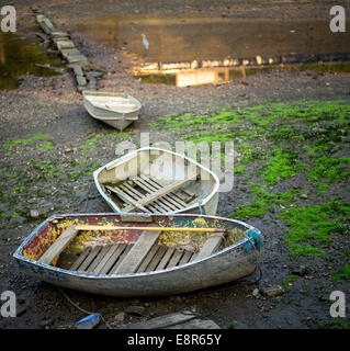 Ebbe an der Themse in Twickenham mit gestrandeten Ruderboote Stockfoto