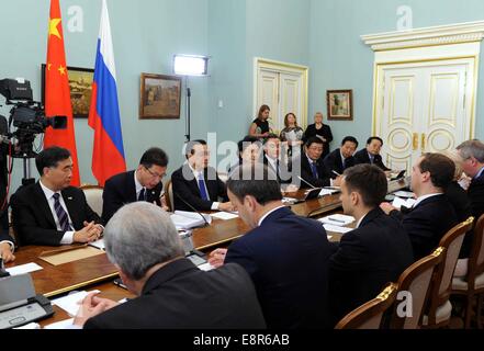 Moskau, Russland. 13. Oktober 2014. Der chinesische Ministerpräsident Li Keqiang (3. L zurück) führt Gespräche mit seinem russischen Amtskollegen Dmitry Medvedev in Moskau, die Hauptstadt von Russland, 13. Oktober 2014. Bildnachweis: Rao Aimin/Xinhua/Alamy Live-Nachrichten Stockfoto