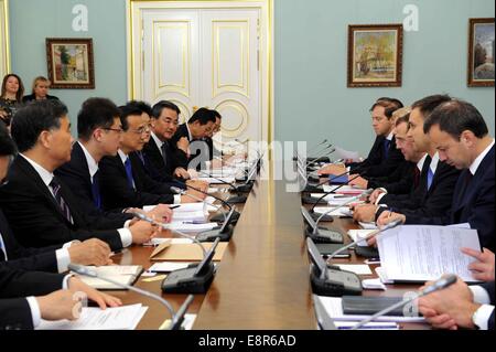 Moskau, Russland. 13. Oktober 2014. Der chinesische Ministerpräsident Li Keqiang (3. L) führt Gespräche mit seinem russischen Amtskollegen Dmitry Medvedev (3. R) in Moskau, die Hauptstadt von Russland, 13. Oktober 2014. Bildnachweis: Rao Aimin/Xinhua/Alamy Live-Nachrichten Stockfoto