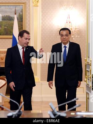 Moskau, Russland. 13. Oktober 2014. Chinese Premier Li Keqiang (R) führt Gespräche mit seinem russischen Amtskollegen Dmitry Medvedev in Moskau, die Hauptstadt von Russland, 13. Oktober 2014. Bildnachweis: Rao Aimin/Xinhua/Alamy Live-Nachrichten Stockfoto