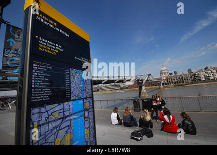 Millennium Bridge gesehen von Bankside London UK Stockfoto