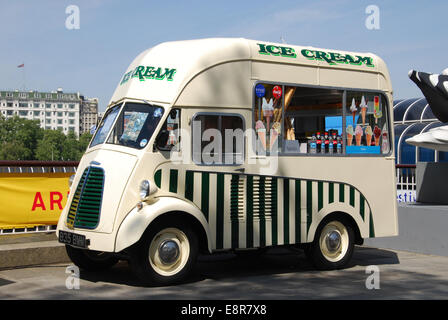 1954 Morris J-Typ Eiswagen an Londons South Bank Vereinigtes Königreich Stockfoto