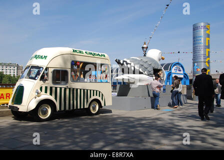 Eiswagen an Londons South Bank Vereinigtes Königreich Stockfoto