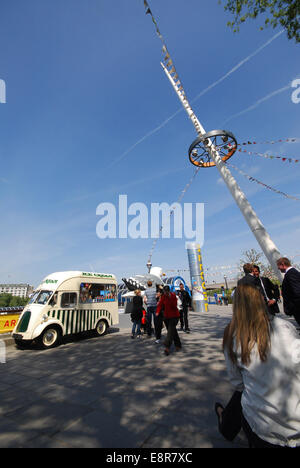 Icecream van und Touristen an Londons South Bank Vereinigtes Königreich Stockfoto