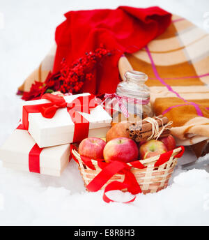 Weihnachten-Stillleben mit Weihnachtsschmuck, Kekse und Geschenke eingebettet in frischem Schnee Stockfoto