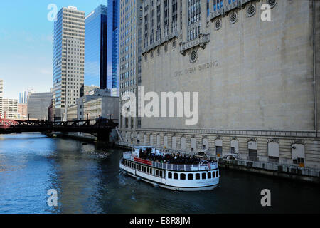 Chicago Architecture und Straße Szenen. Architekturführung Boot Civic Opera Gebäude vorbei. Stockfoto