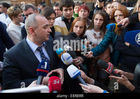 Kiew, Ukraine. 13. Oktober 2014. Ein Vertreter der ukrainischen Regierung beantwortet Fragen der Journalisten während einer Demonstration vor der Präsidialverwaltung in Kiew, Ukraine, 13. Oktober 2014. Vertreter der Präsidialverwaltung, der Nationalgarde und der militärischen Staatsanwaltschaft sprechen Sie mit den Demonstranten zu beruhigen. Foto: Jan A. Nicolas/Dpa/Alamy Live News Stockfoto