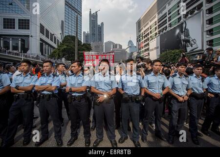 Hong Kong, China. 13. Oktober 2014. Polizei Wache stehen auf der besetzten Straße 16. tagsüber occupy-Bewegung in der Nähe von chief Government Office bei der Admiralität von Hong Kong. Bildnachweis: Paul Yeung/ZUMA Wire/ZUMAPRESS.com/Alamy Live-Nachrichten Stockfoto