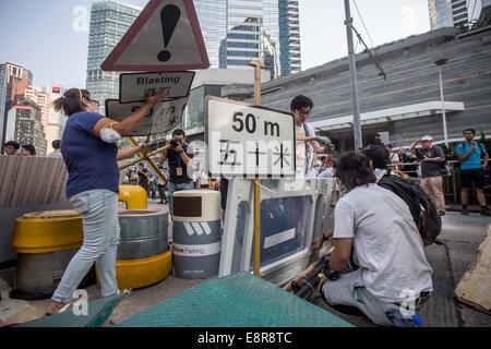 Hong Kong, China. 13. Oktober 2014. Besetzen Aktivisten Barrikade auf der Straße während der 16. Tag einrichten occupy-Bewegung in der Nähe von chief Government Office bei der Admiralität von Hong Kong. Bildnachweis: Paul Yeung/ZUMA Wire/ZUMAPRESS.com/Alamy Live-Nachrichten Stockfoto