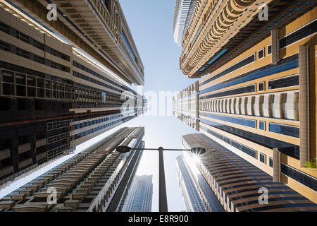 Blickte zu Zeile der neuen Wolkenkratzer in Dubai Vereinigte Arabische Emirate Stockfoto